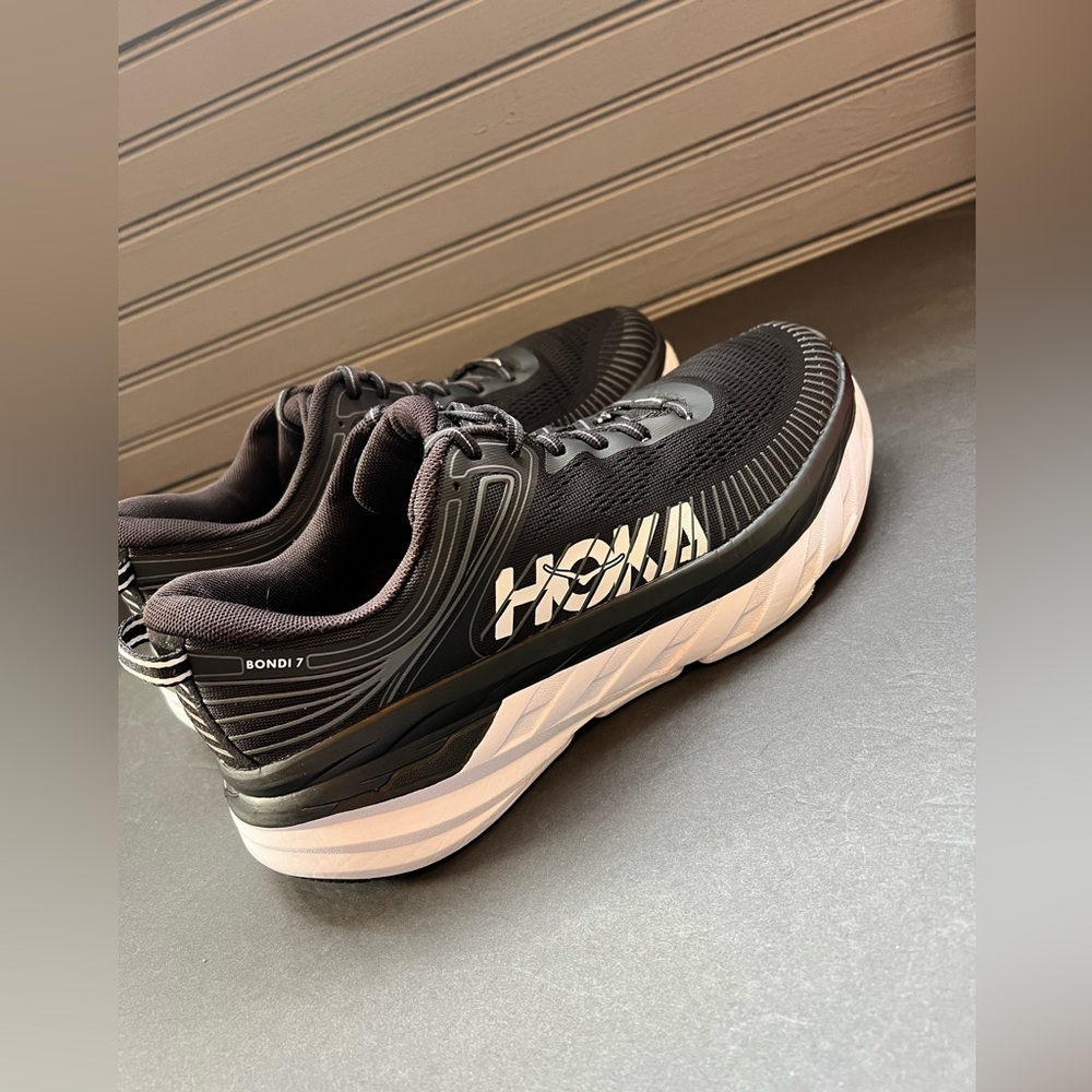 Hoka one one bondi 7 black and white
Women’s size 10 - Picture 7 of 7